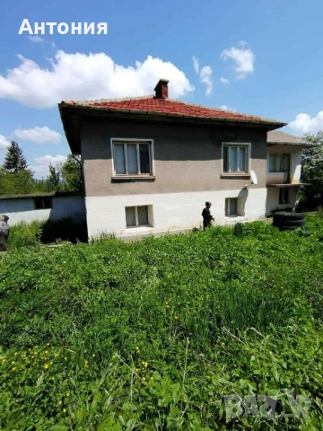 Двуетажна къща с гараж, снимка 2 - Къщи - 52228862