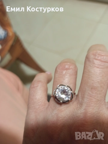 Продавам нежен сребърен пръстен с печат 925, с бял циркон с размер 10 мм. , снимка 4 - Пръстени - 53670940