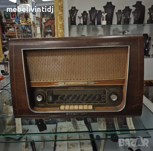 Стар радиоприемник Stassfurt с масивен дървен корпус с лаково покритие