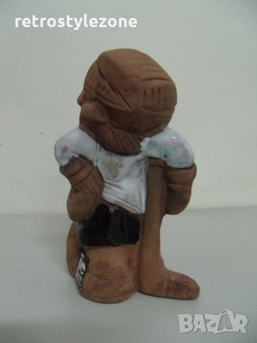 № 5984 стара малка керамична фигура - хокеист - jie  , снимка 3 - Други ценни предмети - 35837044