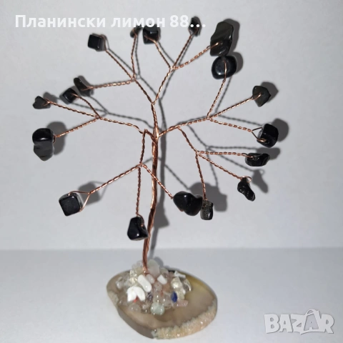 дърво с естествени камъчета от черен обсидиан