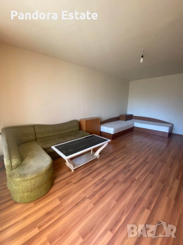 Продава двустаен апартамент в кв. Триъгълника