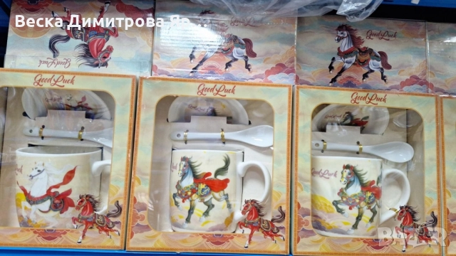 Подаръчен късметлийски порцеланов комплект – чаша, чинийка и лъжичка с празничен дизайн на коне, снимка 6 - Коледни подаръци - 52587317