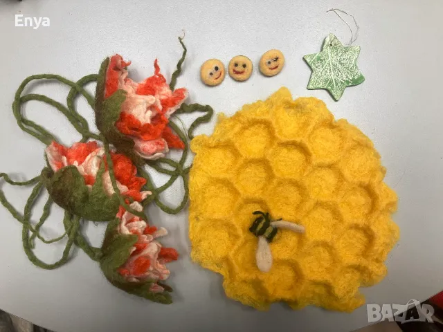 Декорации и брошки от вълна