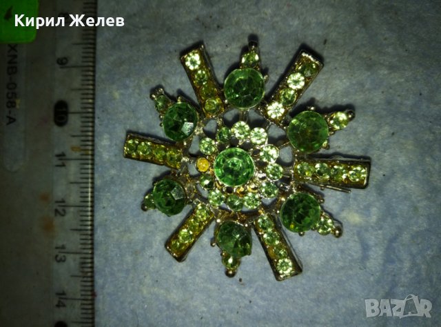 ПРЕКРАСНА СРЕБРИСТА АЖУРНА РЕТНО АРТ БРОШКА ИНКРУСТИРАНА с ИСКРЯЩИ ФАСЕТИРАНИ ЗЕЛЕНИ КРИСТАЛИ 17923, снимка 7 - Други - 42090466