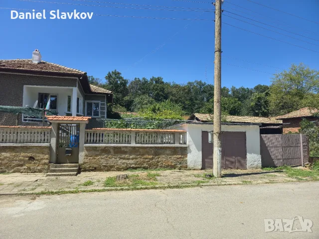 Продава се къща с голям двор 1,5 дка, гараж, стопански постройки и обновени инсталации, снимка 4 - Къщи - 55838496