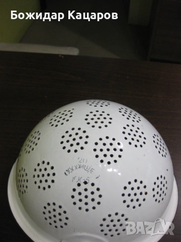 Стар, емайлиран гевгир, със следи от употреба. Произведен през 1965 година. Цена 10 евро. Пращам по , снимка 3 - Съдове за готвене - 53409681