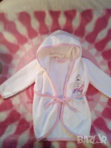 Продавам бял бебешки халат за баня, снимка 1 - За банята - 35863949