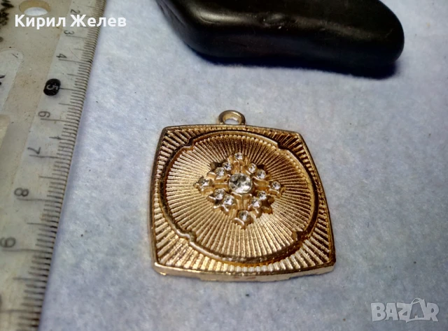 ПРЕКРАСЕН СТАР РЕТРО АРТ ПОЗЛАТЕН МЕДАЛЬОН с ЮВЕЛИРНО ФАСЕТИРАНИ БЛЕСТЯЩИ ЦИРКОНИ 20547, снимка 4 - Антикварни и старинни предмети - 51279714
