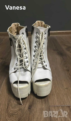 Бели токчета на пратформа