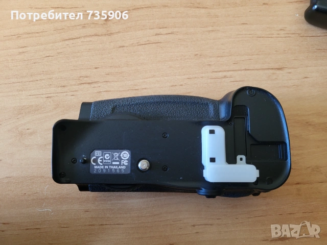 Оригинален батериен грип Nikon MB-D10, снимка 2 - Чанти, стативи, аксесоари - 53642084