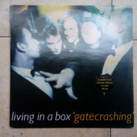 Грамофонна плоча  LIVING IN A BOX   LP., снимка 3 - Грамофонни плочи - 33820050