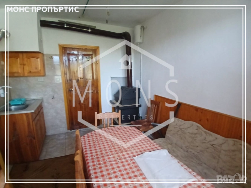 Двуетажна къща с двор и басейн в гр. Дебелец, обл. В. Търново, снимка 1