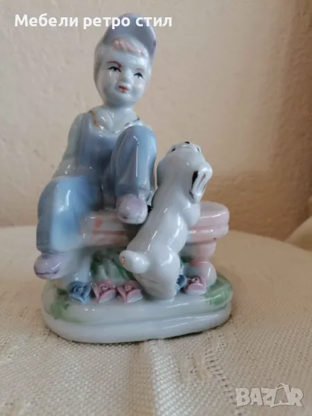Винтидж момче, седнало на пейка с две кученца. Статуетката е от глазиран порцелан., снимка 1