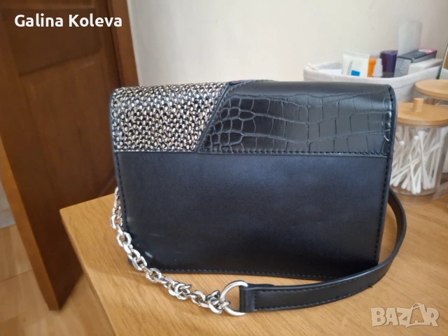 Дамска малка чанта, снимка 3 - Чанти - 53211835