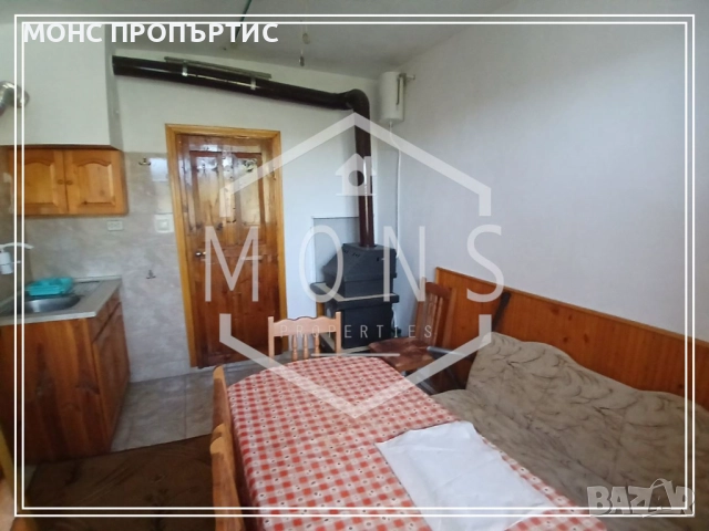 Двуетажна къща с двор и басейн в гр. Дебелец, обл. В. Търново