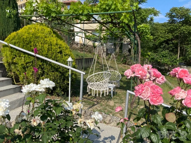 Напълно самостоятелна къща(вила) за нощувки, град Варна, тераса с гледка, басейн, барбекю, батут, снимка 13 - Квартири, нощувки - 33440717