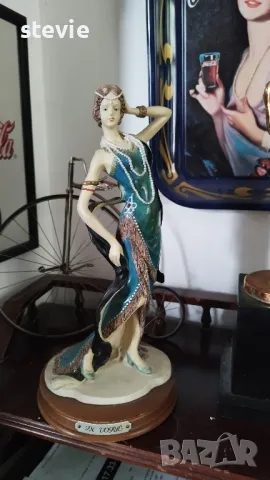 Фигура на ретро дама