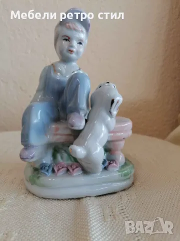 Винтидж момче, седнало на пейка с две кученца. Статуетката е от глазиран порцелан., снимка 1