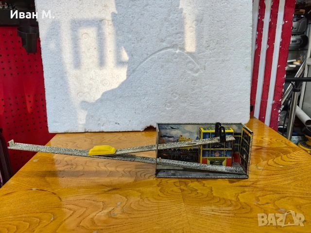 стара ламаринена играчка "гараж" 