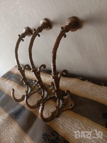 Три стари бронзови закачалки, снимка 2 - Други ценни предмети - 50937274