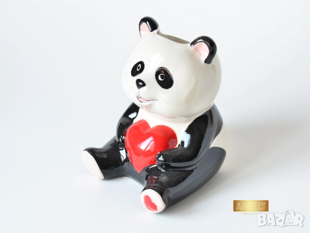 Керамична Кашпа във Формата на Панда Държаща Сърце / Декоративна Ваза с Панда / Подарък за Нов Дом
