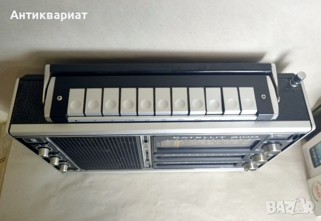 Голямо преносимо радио Grundig Satellit 2100 / Германия, снимка 3 - Радиокасетофони, транзистори - 51920657
