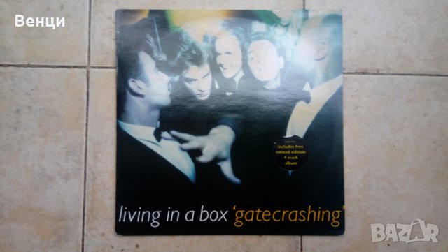 Грамофонна плоча  LIVING IN A BOX   LP., снимка 3 - Грамофонни плочи - 33820050