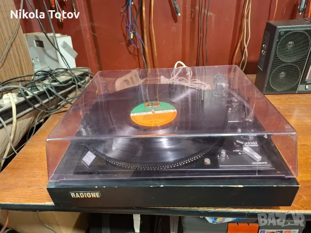 Продава се грамофон Radione. 