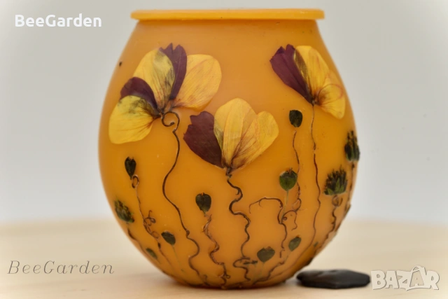 Ръчно изработено бурканче от пчелен восък с пчелен мед