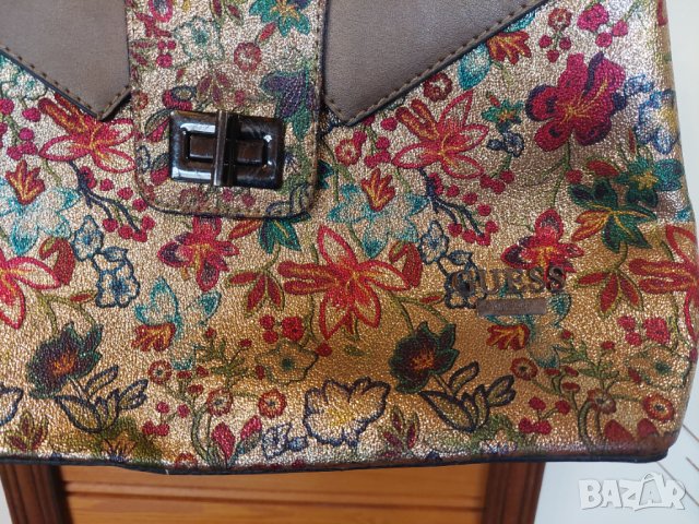 Кафява кожена чанта Guess, с цветни мотиви, снимка 3 - Чанти - 40281399