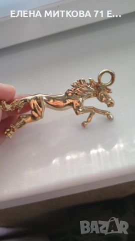 Голяма висулка "Галопиращ кон" от златист метал, снимка 3 - Колиета, медальони, синджири - 53762613