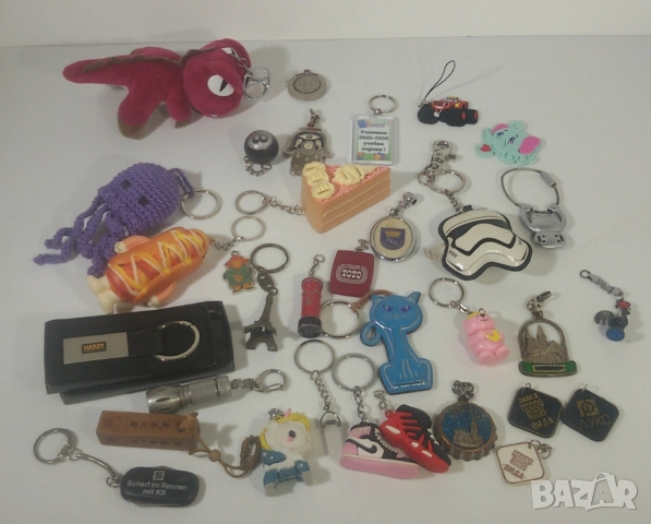 Лот всякакви ключодържатели