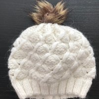 Бяла зимна шапка, снимка 1 - Шапки - 39996111