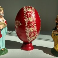 Великденско дървено яйце с икона, боядисано и лакирано и 2 тематични фигурки, снимка 2 - Статуетки - 40185683