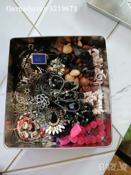 Кутия със стари ланчета и аксесоари, снимка 1