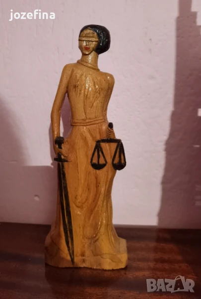 Изящна дървена статуетка богинята на правосъдието Темида, снимка 1