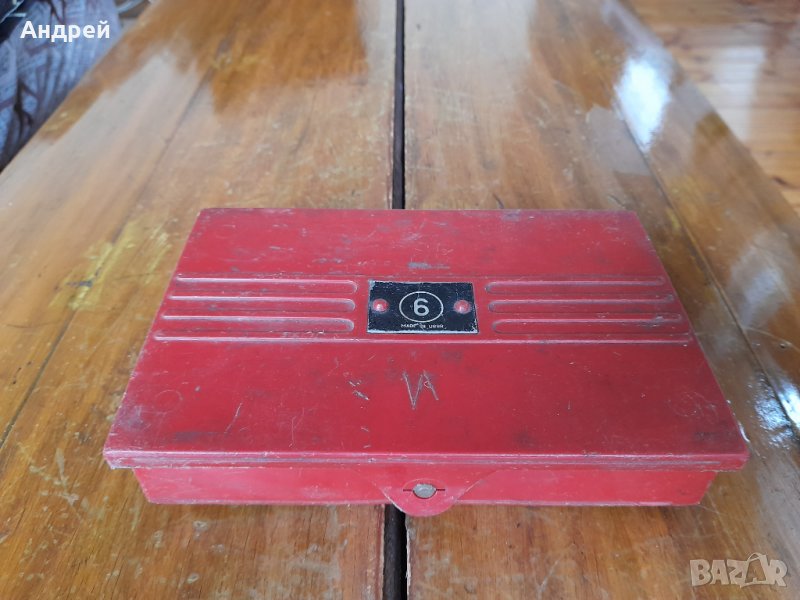 Стара кутия с набор метални букви и цифри, снимка 1