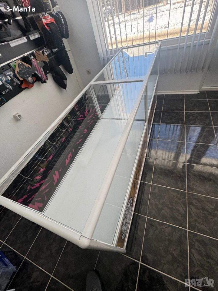 Стъклени витрини 2 броя за магазин / сервиз и други, снимка 1
