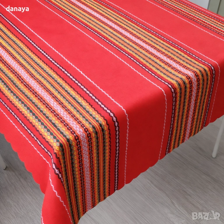 6295 Червена битова покривка за маса с принт традиционни шевици, снимка 1