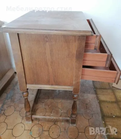 Красиво старинно нощно шкафче с три чекмеджета с дръжки в тъмно кафяво. , снимка 5 - Антикварни и старинни предмети - 48975225