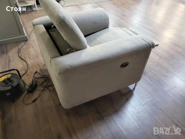 Светло сив фотьойл от плат с електрически релаксиращ механизъм, снимка 3 - Дивани и мека мебел - 52010973