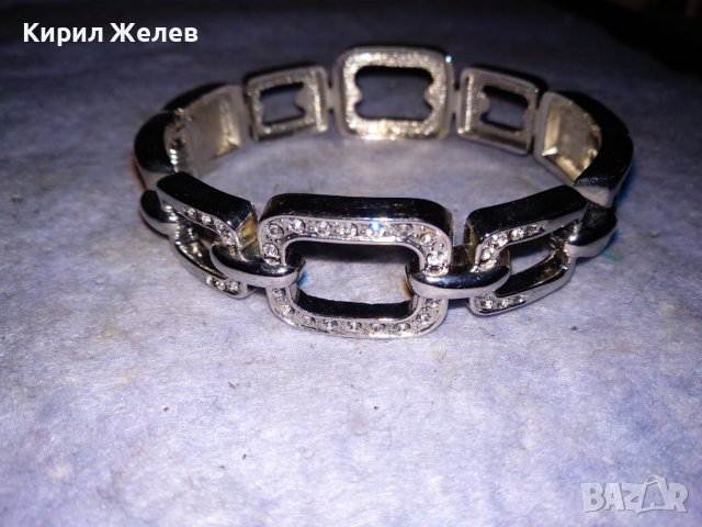 СРЕБРИСТА АЖУРНА МОДНА - АРТ ГРИВНА с БЛЕСТЯЩИ ФАСЕТИРАНИ КРИСТАЛИ 21262, снимка 4 - Гривни - 41148277