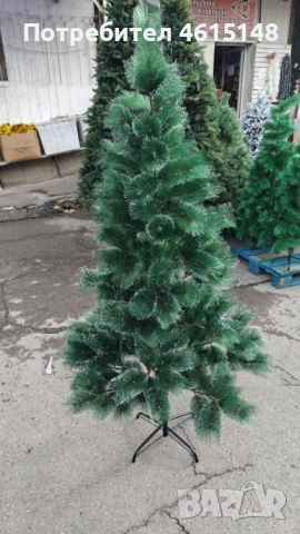 Заснежена елха с метална стойка