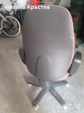 Продавам въртящ стол, снимка 3 - Столове - 53857380