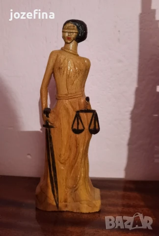 Изящна дървена статуетка богинята на правосъдието Темида