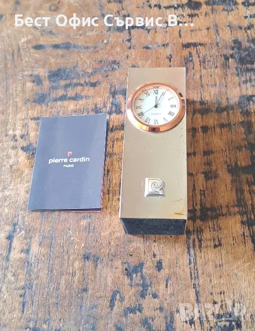 часовник за маса бюро Пиер Карден Pierre Cardin сребърен с пръстен за циферблат от розово злато