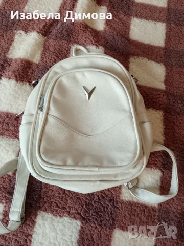 Бяла кожена раница