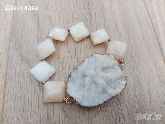 Гривна с ахати в ромбоидна форма и голяма друза в обков със златисто, снимка 3 - Гривни - 38625912