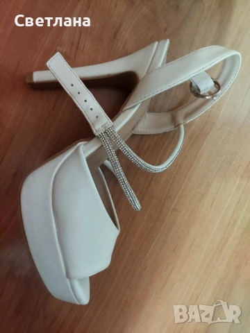 Бели обувки на висок ток със сребристи каишки, снимка 2 - Дамски обувки на ток - 51862981